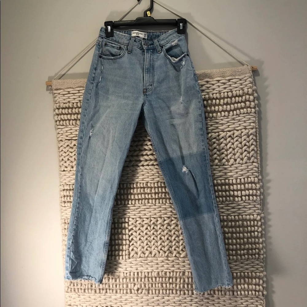 Abercrombie The Mom high rise cropped jean
